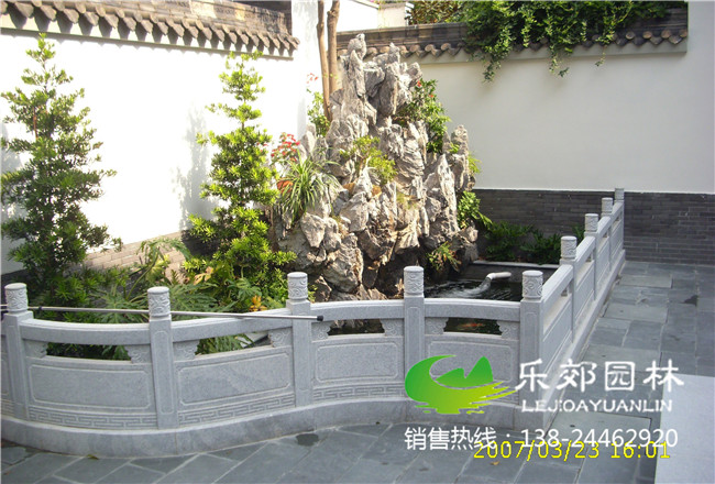 庭院小魚(yú)池裝修加圍欄完成圖片