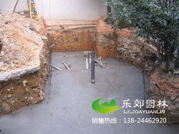 家庭院子磚砌小魚(yú)池底部倒混凝土圖片
