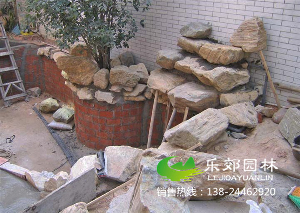 家庭院子磚砌小魚(yú)池堆假山的圖片