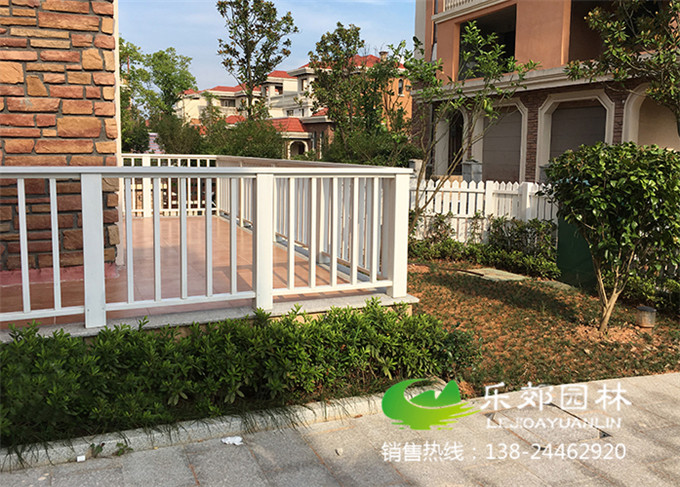 庭院防腐木白色圍欄和護欄圖片