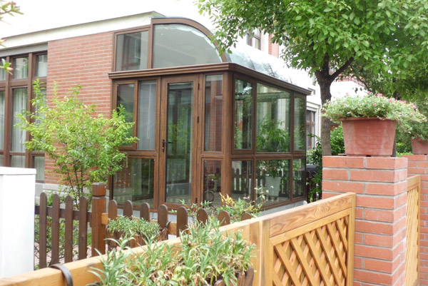 別墅庭院木結構陽(yáng)光房圖片